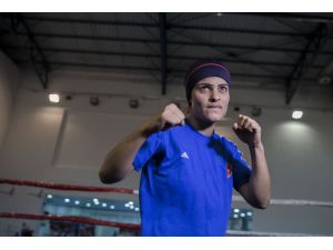 Şampiyon boksör ringe döndü