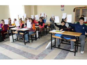 Balıkesir'de öğrencilerden şehit ailelerine mektup