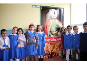 Tarihi şahsiyetleri, sınıf kapılarından öğreniyorlar