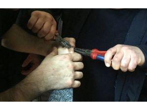 Parmağındaki yüzüğü itfaiye çıkardı