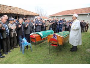 Aynı anda ölen yaşlı çift toprağa verildi