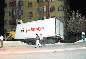 Kamyon site bahçesine girdi