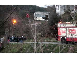 Kamyonet gecekondunun çatısına çarptı: 1 yaralı