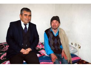 Yalnız yaşayan engelliye belediye başkanı sahip çıktı