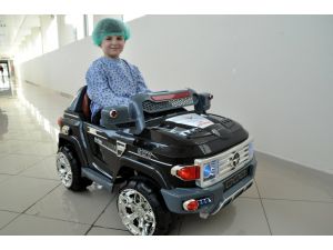 Çocuklar ameliyata "akülü araba"yla giriyorlar