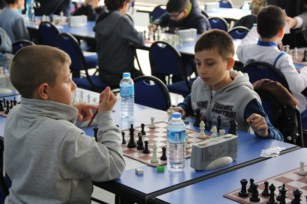 Satrançta heyecan dindi