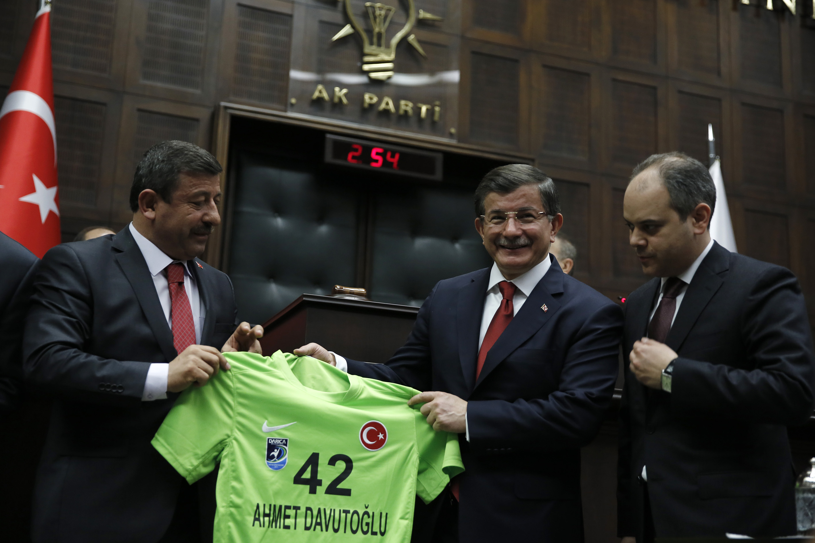 Davutoğlu’na 42 numaralı forma