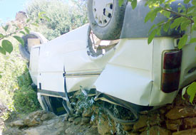 Bozkır'da minibüs uçuruma yuvarlandı