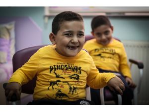 İkizlerinin ilk adımı için 7 yıl bekledi