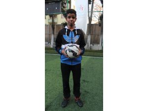 Futbolcu olmak isteyen sığınmacının "idolü" Arda Turan