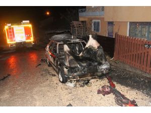 Sivas'ta park halindeki otomobil yandı