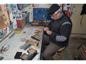 Ürettiği parçalarla model araba yapıyor