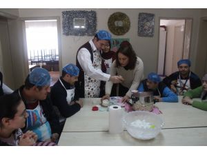 Engelli çocuklar yemek yaparak hayata tutunuyor