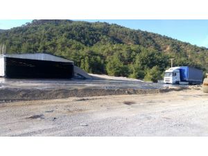 Sivas'ta yola akan bitüm trafikte aksamalara neden oldu