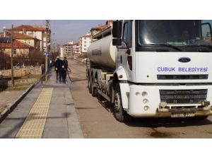 Çubuk'ta kaldırımlar yıkanıyor