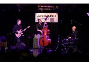 Ünlü caz grubu "Skydive Trio" İstanbul'da konser verdi