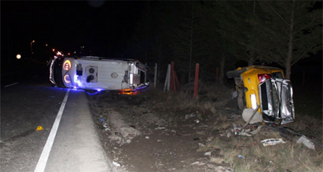 Ambulansla taksi çarpıştı; 1 ölü, 4 yaralı