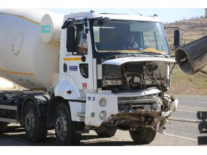 Mardin'de otomobille beton mikseri çarpıştı: 1 polis yaralı