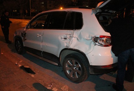 Konya'da otomobile çarpan cip sürüklendi