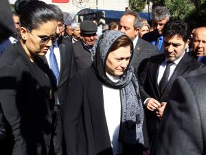 Bakan Sarı'dan şehit ailelerine ziyaret