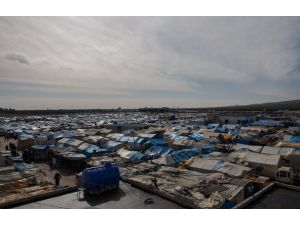 Saldırılardan kaçan Suriyelilerin "derme çatma yaşamı"