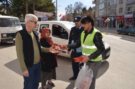 Ereğli belediyesi 3 bin adet bayrak dağıttı