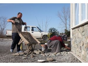 İnşaatlarda kocasıyla duvar örüp seramik döşüyor