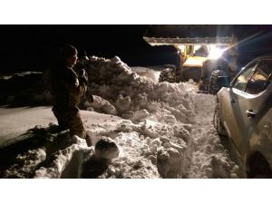 Dağda mahsur kalan teknisyenler kurtarıldı