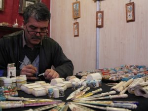 Deve kemiğine minyatür çiziyor