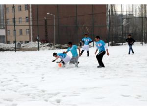 Bitlis'te "kar futbolu"