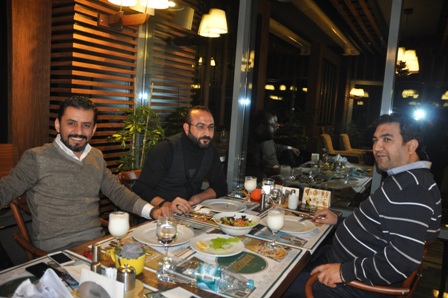 Sarıtaş dostlarıyla yemekte