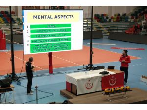 Bursa'da voleybol altyapı antrenörlerine seminer