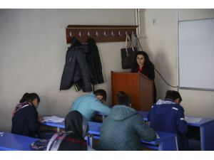 Gönüllü öğretmenler gençlerin ufkunu aydınlatıyor