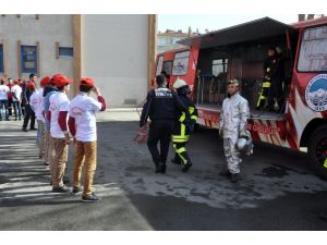 Suriyeli sığınmacılar yangına karşı eğitiliyor