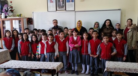 Harçlıklarını şehit ailesine bağışladılar