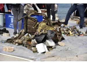 Dalgıçlar Bodrum'da "deniz dibi temizliği" yaptı