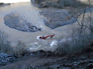 Irmağa yuvarlanan iş makinesinin operatörü yaralandı