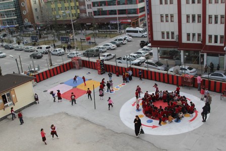 Cihanbeyli’de okullara oyun alanları çiziliyor