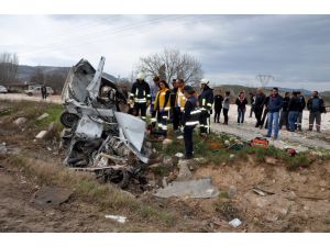 Mermer yüklü kamyonla otomobil çarpıştı: 2 ölü, 2 yaralı