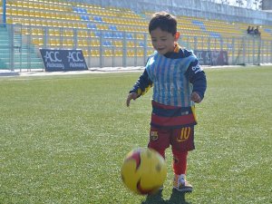 Messi'den Afgan çocuğa imzalı forma