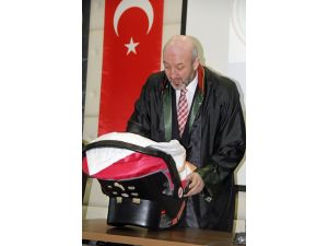 Avukatlık ruhsatını 2 aylık bebeğiyle aldı