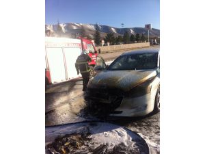 Seyir halindeyken alev alan aracı itfaiye söndürdü