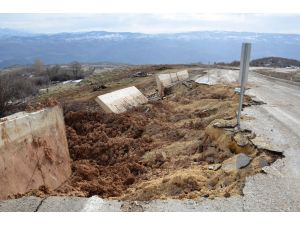 Koyulhisar-Mesudiye karayolunda heyelan