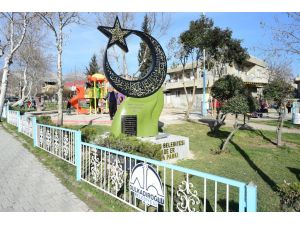 Kahramanmaraş'ta şehit için ay ve yıldız üzerine ayetli anıt