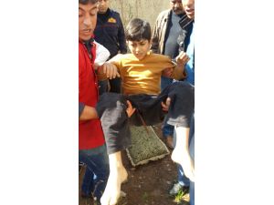 Bacağına demir çubuk saplanan çocuğu itfaiye ekipleri kurtardı