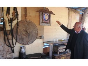 Aldığı eski eşyalarla bağevini süsledi