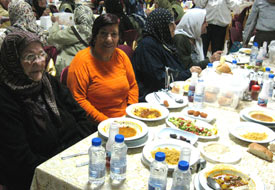 Yaşlı ve kimsesizlerle iftar verdiler