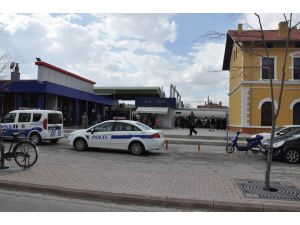 Sevgilisiyle vakit geçirmek için "bomba" ihbarı yaptı