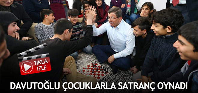 Davutoğlu çocuklarla satranç oynadı