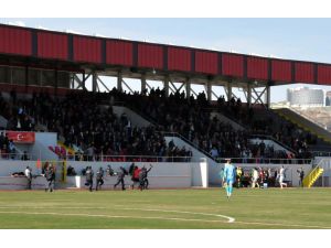 Taraftar sahaya girdi, maç yarıda kaldı